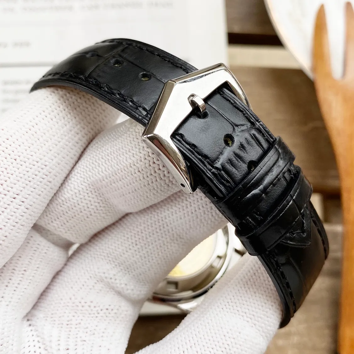 【Top replica】💰3500! Patek Philippe Classic Watch Series——5296. Platinum V8 upgraded version! [Details are upgraded as follows] Using the finest diamonds, luxury diamonds, the watch size is 38mmX9mm, thin and quality 1. Improve the details of the case, improve the polishing quality, and exclusively restore the perfect proportions and unique texture of the genuine product. 2. The scales and hands are enhanced with the latest precious metal plating technology, which makes the effect even better! 3. "Pot lid type" slightly convex sapphire watch mirror, the shape is consistent with the original product, the effect is transparent, and the time is clear. [Leading the era of all-in-one computers] Using a customized version of Cal.9015 - thinner, more stable, and more like. [Strap] Classic Italian calfskin strap with clear texture and high quality. The pin buckle is polished neatly and brightly, and it is universal and original without any pressure. So noble, classic and timeless, once you have it, there is nothing else to ask for.